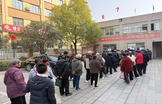 特困補(bǔ)助暖民心 企業(yè)擔(dān)當(dāng)顯溫情——荊門市中荊置業(yè)扎實(shí)開展困難職工幫扶工作(1)151.png